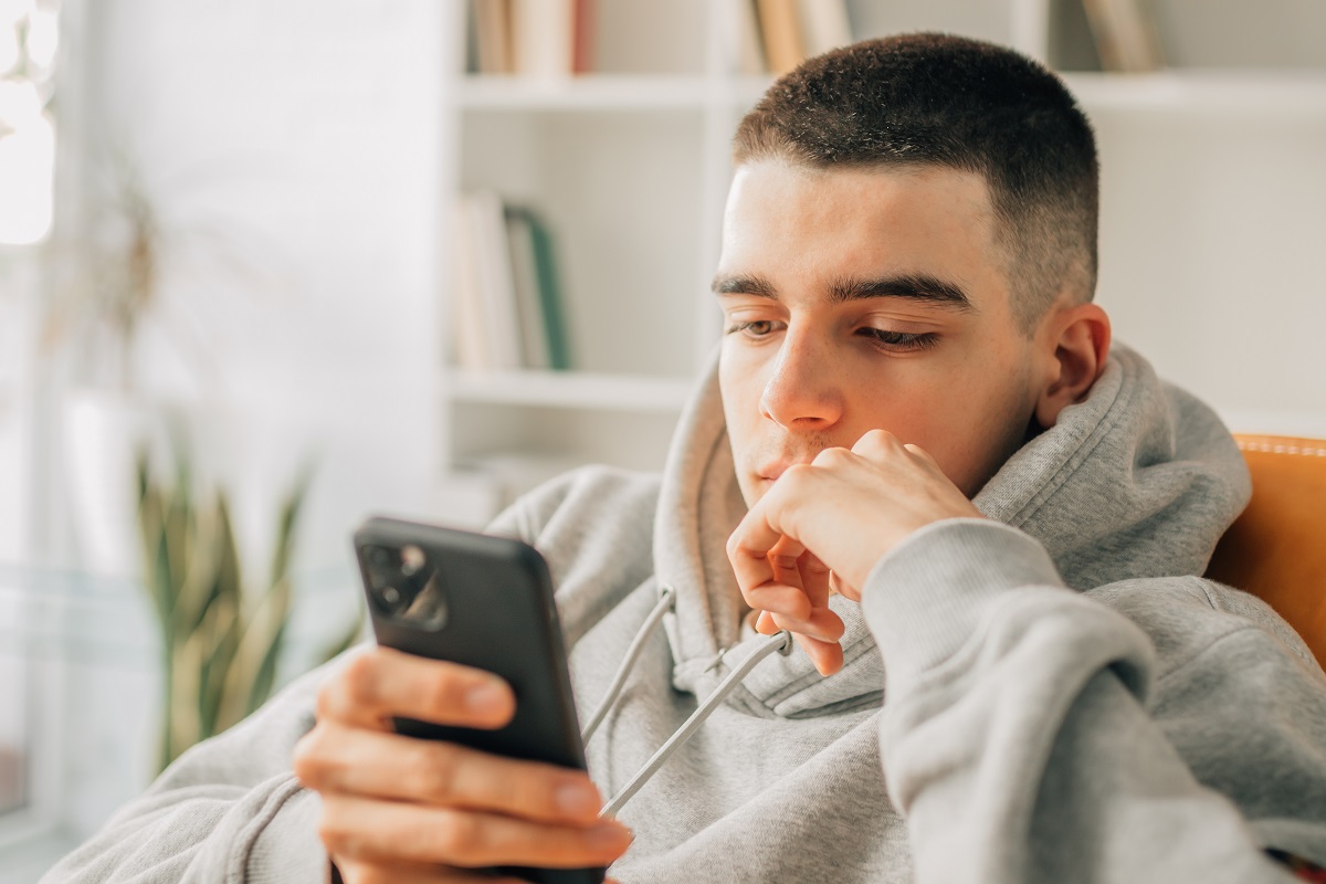 teen on cellphone, Minnesota mental health clinics, ccbhc Minnesota